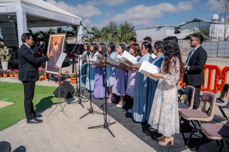 Un choeur de jeunes adultes de Huehuetenango, au Guatemala, chante "Je crois au Christ" lors de la cérémonie de la première pelletée de terre du temple de Huehuetenango (Guatemala), le samedi 14 mars 2026.