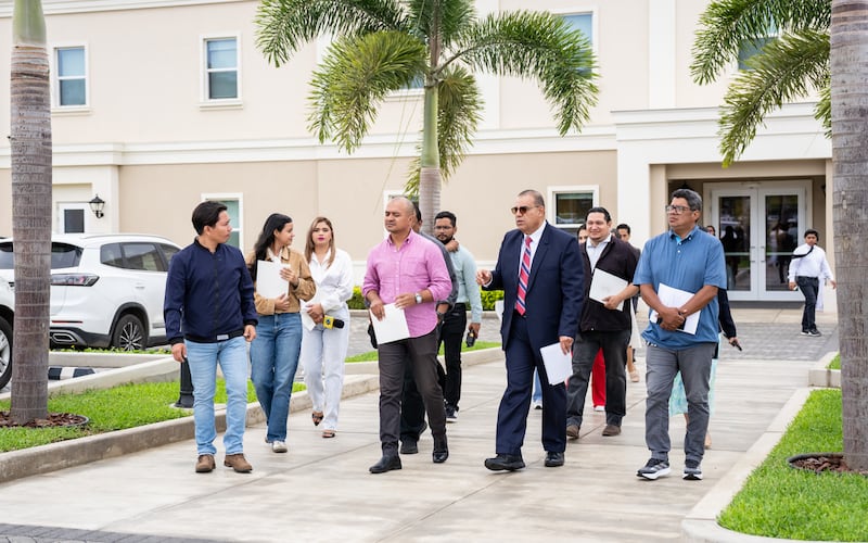 Frère Taylor G. Godoy, soixante-dix Autorité générale et directeur exécutif adjoint du département des temples, fait visiter le temple de Managua (Nicaragua) à des journalistes et des invités le lundi 7 septembre 2026.