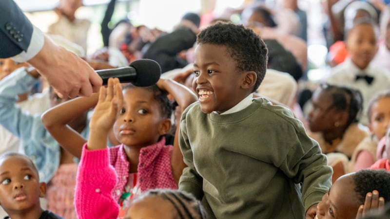 Un enfant de la Primaire sourit et parle dans un microphone à Johannesburg, en Afrique du Sud, le dimanche 7 septembre 2025.