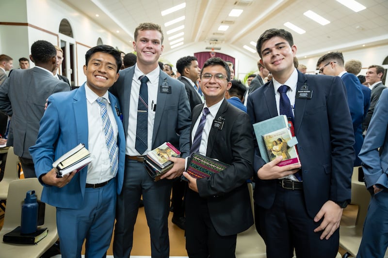 Des missionnaires réunis pour une réunion spirituelle avec frère Ronald A. Rasband, du Collège des douze apôtres, à Managua, au Nicaragua, le vendredi 16 2026.