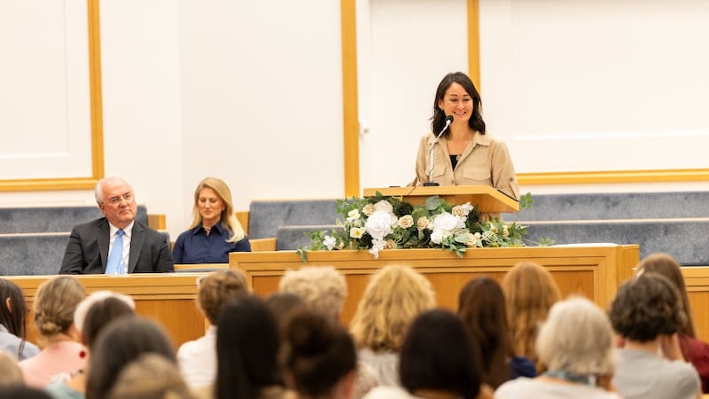 Sœur Kristin M. Yee s'exprime lors d'une réunion spirituelle pour les femmes à Offenbach, en Allemagne, le 29 août 2026.