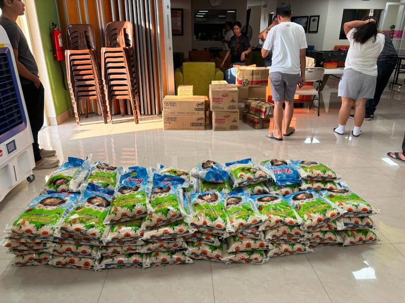 Des membres locaux de l'Église de Jésus-Christ des Saints des Derniers Jours se préparent à transporter 200 trousses alimentaires dans un bateau loué depuis General Santos City vers les habitants de Glan et d'Alabel, le 10 juin 2026, à la suite du récent séisme de magnitude 7,8 à Mindanao, aux Philippines.