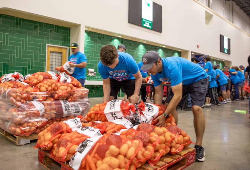 Des bénévoles de JustServe à la banque alimentaire de San Antonio, au Texas, aident à trier de la nourriture après un don de l’Église de Jésus-Christ des Saints des Derniers Jours, le 22 juillet 2026.