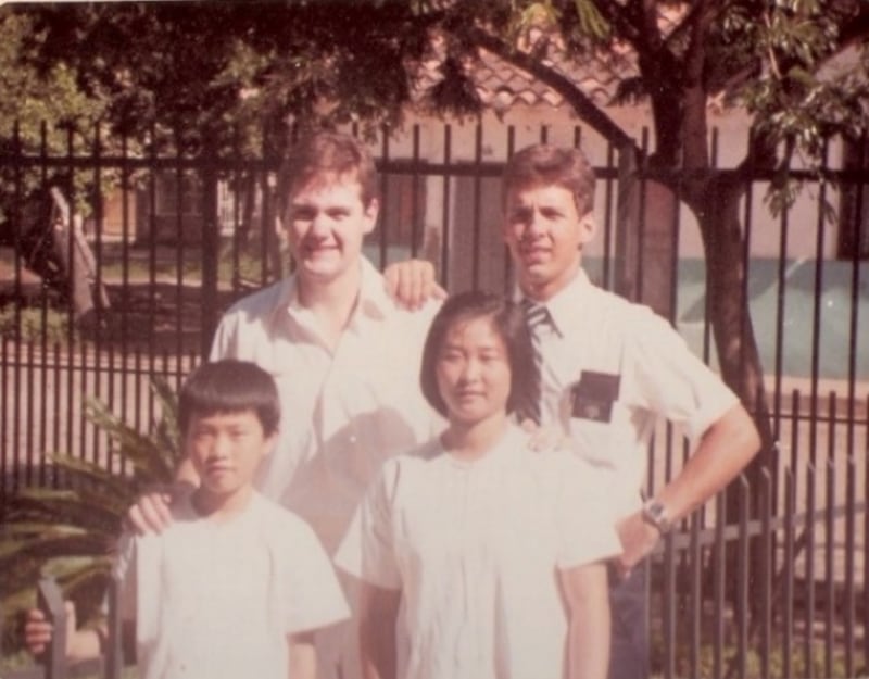 Wan-Liang Wu, onze ans, et l'une de ses sœurs posent pour une photo avec deux missionnaires le jour de leur baptême en Bolivie.