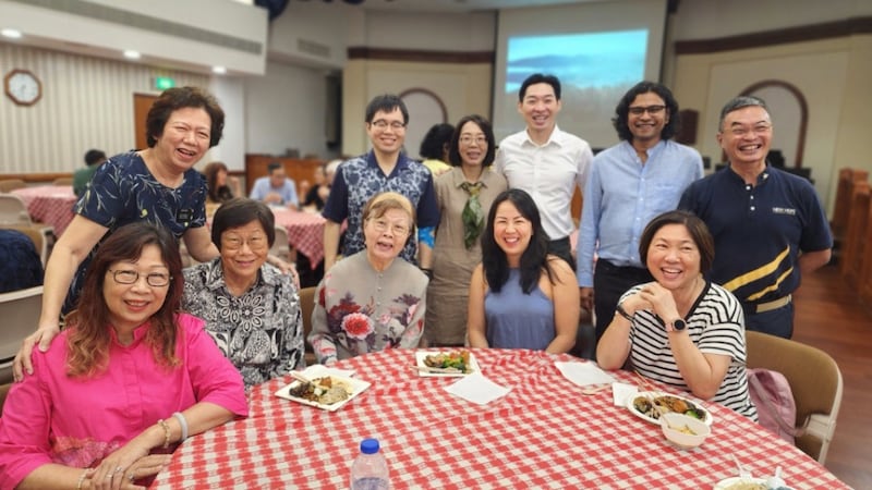 Des amis du Centre of Interfaith Understanding, du SengKang Central Harmony Circle et des membres de l’Église de Jésus-Christ des Saints des Derniers Jours posent avec Christian Hsieh, président du pieu de Singapour, et sa femme, au centre à l’arrière-plan, lors du dîner interconfessionnel le 12 juin 2026, à Singapour.