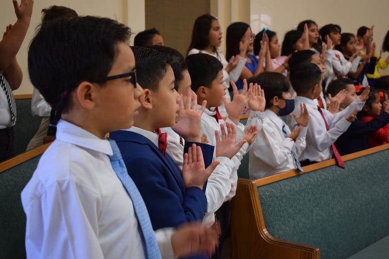 Des enfants de la Primaire chantent lors d'une réunion spirituelle du dimanche avec frère Dale G. Renlund, du Collège des douze apôtres, au Guatemala, en février 2023.