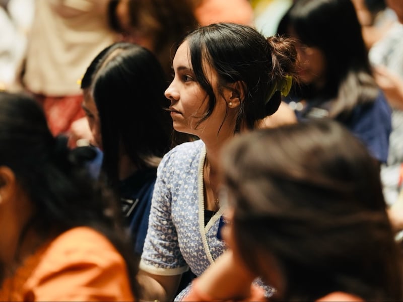 Un missionnaire écoute la présidente Rosemary K. Chibota prendre la parole lors d'une réunion spirituelle au centre de formation des missionnaires des Philippines, le mercredi 16 septembre 2026.