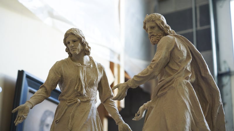 Le sculpteur Michael Hall montre une de ses sculptures dans son atelier à Provo (Utah), le mercredi 20 mai 2026.