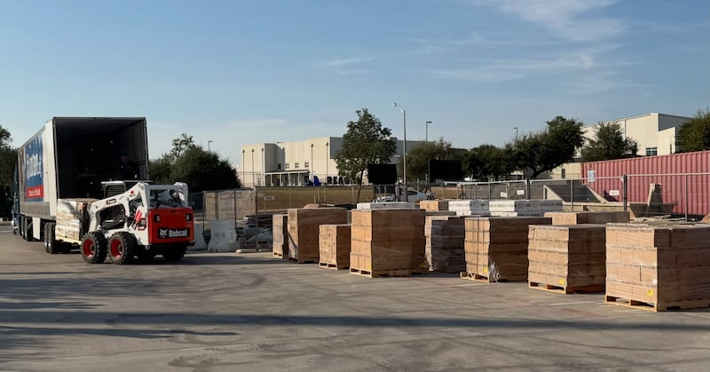 Des palettes remplies de denrées alimentaires données par l’Église de Jésus-Christ des Saints des Derniers Jours sont déchargées devant le temple d’Austin (Texas), en cours de construction, pour que des bénévoles les trient à destination de banques alimentaires locales à Cedar Park (Texas), le mercredi 23 septembre 2026.