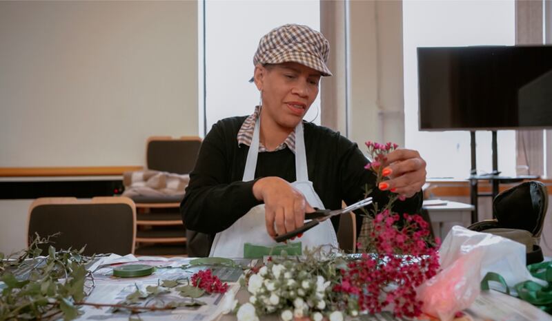 Lorraine Mederick participe au cours d’initiation à l’art floral commercial en février 2024 au centre d’amitié et d’entraide de Wembley.