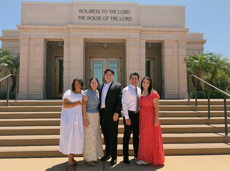 Cambrie Taylor, deuxième à partir de la gauche, se tient devant le temple de Mesa en Arizona avec ses frères et sœurs le 23 mai 2026.