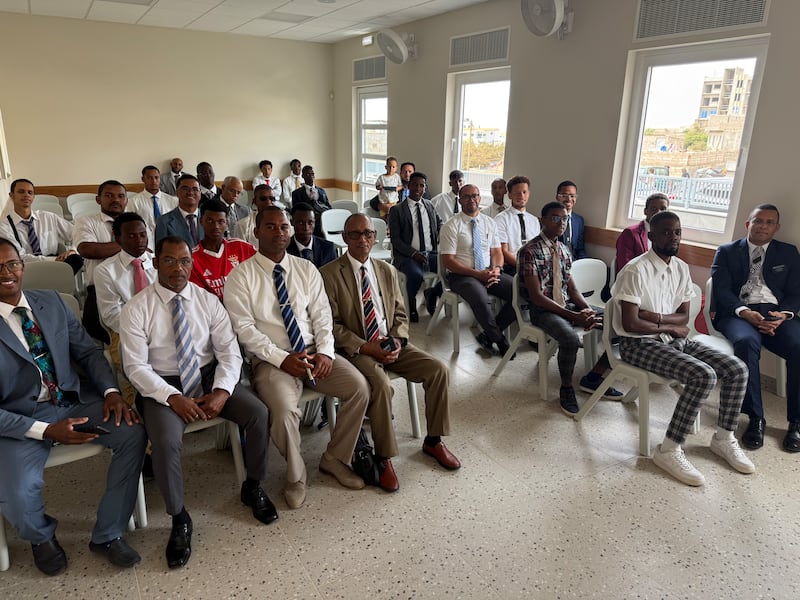 Des membres du collège des anciens se réunissent dans la nouvelle chapelle d'Eugenio Lima à Praia, au Cap-Vert, le dimanche 12 avril 2026.