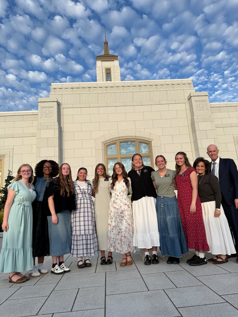 Des sœurs missionnaires de la mission d'Oregon Eugene se tiennent devant le temple de Willamette Valley, en Oregon, le dernier jour de ses portes ouvertes, le 9 mai 2026.