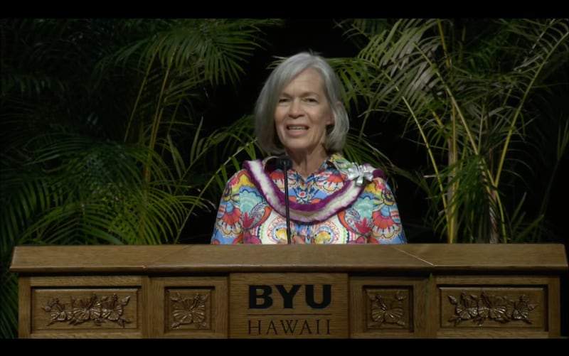 Sœur Mary Rasband prend la parole lors d'une veillée spirituelle à BYU–Hawaii à Laie, Hawaii, le mardi 2 juin 2026.