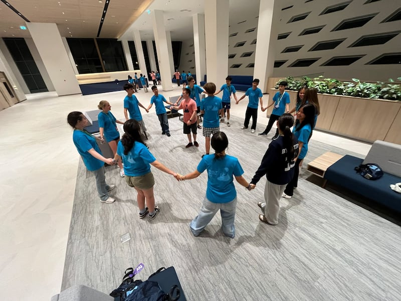 Des jeunes jouent à un jeu avec leur conseiller lors d’une conférence internationale « Jeunes, soyez forts » à Bangkok (Thaïlande), le 18 juin 2026.