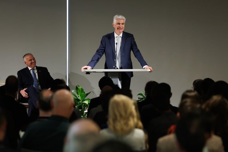 Elder Gérald Caussé, du Collège des douze apôtres, prend la parole lors d'un symposium sur l'intendance à l'Université Brigham Young à Provo, en Utah, le vendredi 14 novembre 2025.