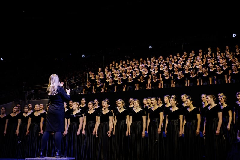 Le chœur de femmes de BYU chante lors d'une réunion spirituelle avec frère Ronald A. Rasband, du Collège des douze apôtres, au Marriott Center à Provo (Utah), le mardi 27 octobre 2026.