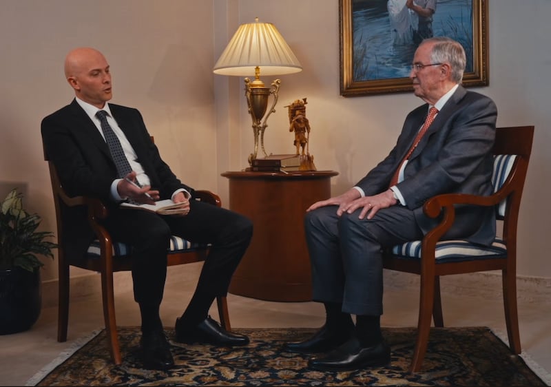 Elder Neil L. Andersen, du Collège des douze apôtres, s'entretient avec son fils Derek Andersen à Salt Lake City, Utah, pour un épisode de balado qui sera publié le 22 avril 2026 sur "Divot", une émission de balado de Derek Andersen.