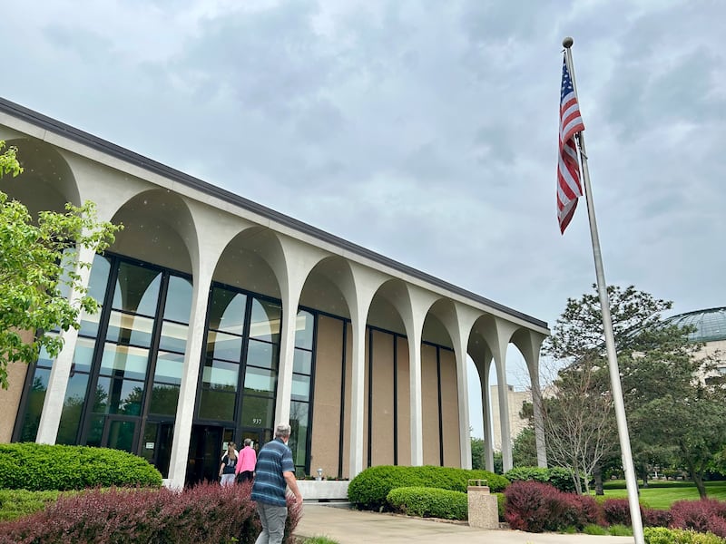 Des visiteurs entrent dans le centre d'accueil d'Independence, dans le Missouri, en mai 2026.