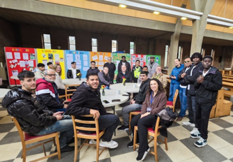 Des étudiants et des instructeurs prennent la pose pour une photo pendant un cours hebdomadaire d’EnglishConnect dans le bâtiment de la paroisse de Stevenage, dans le pieu de St Albans (Angleterre), dans le Dorset (Angleterre), au début de l’année 2026.
