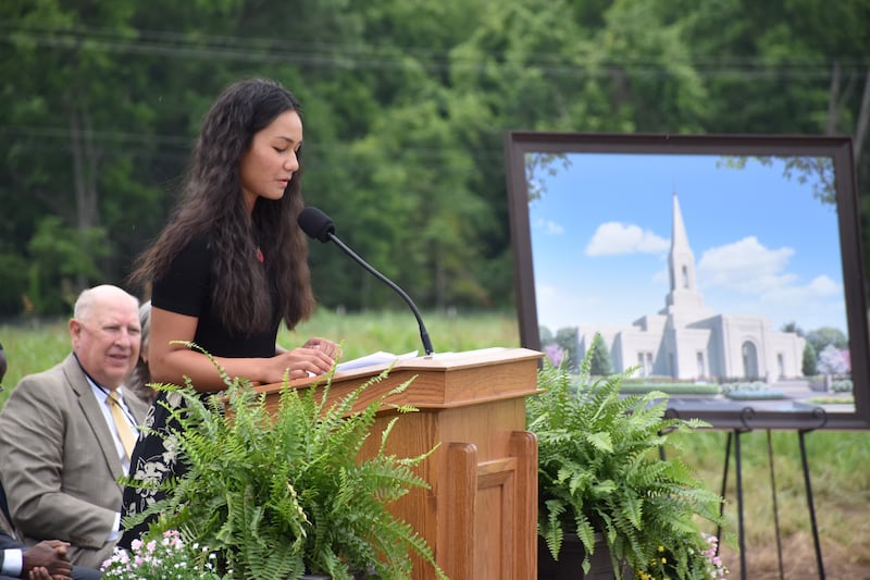 Taianna Yandall prend la parole lors de la cérémonie d'inauguration des travaux du temple de Springfield (Missouri).