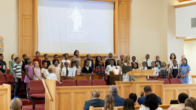Un chœur de la Primaire chante lors d’une réunion spirituelle pour les enfants tenue à Johannesburg, en Afrique du Sud, le dimanche 7 septembre 2025.
