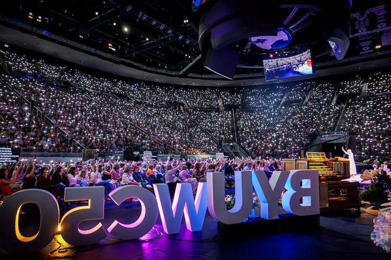 Des femmes remplissent le Marriott Center à Provo, en Utah, pour une session avec sœur Tamara W. Runia, première conseillère dans la présidence générale des Jeunes Filles, dans le cadre de la conférence des femmes de BYU 2026, le mercredi 29 avril 2026.