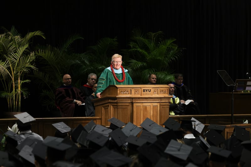 Le president par interim de BYU-Hawaii, R. Kelly Haws, s'adresse aux diplomes lors de la ceremonie de remise des diplomes de l'hiver 2026, le 17 avril 2026, a Laie, Hawaii.