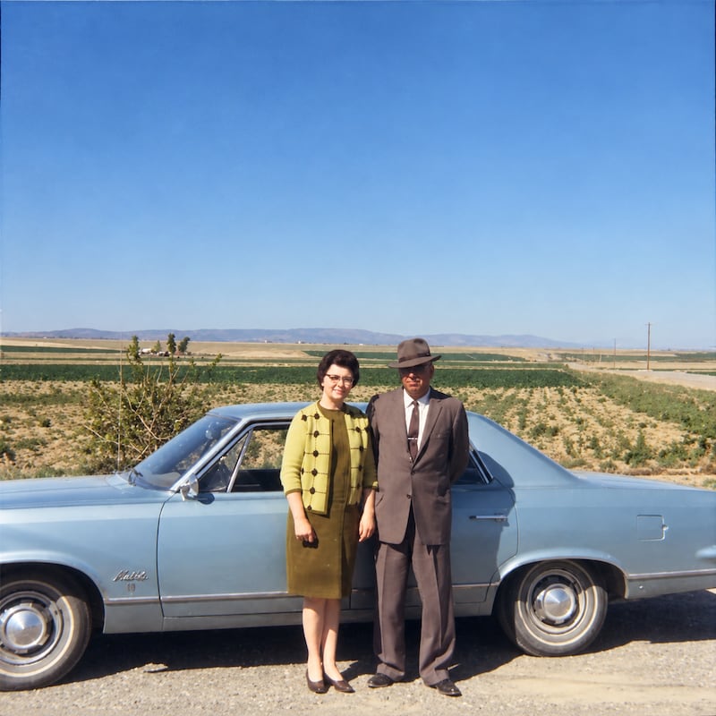 Evan et Alta Beus prennent une photo devant leur nouvelle ferme à Othello (État de Washington), vers 1958.