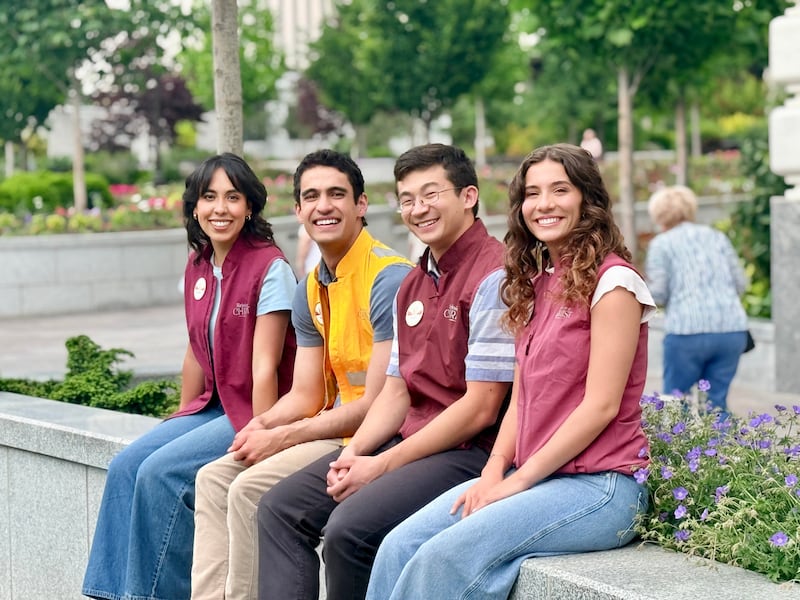 Jeunes adultes bénévoles pour la célébration du temple de Salt Lake City en 2027.