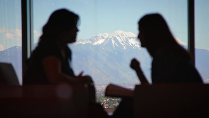 Des missionnaires discutent avec les monts Wasatch en arrière-plan lors du tournage d'une nouvelle vidéo au centre de formation missionnaire de Provo.
