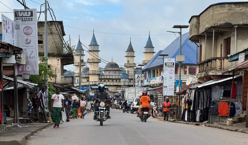 Vue d’une mosquée depuis les rues de Koidu, en Sierra Leone, au début de l’année 2026.