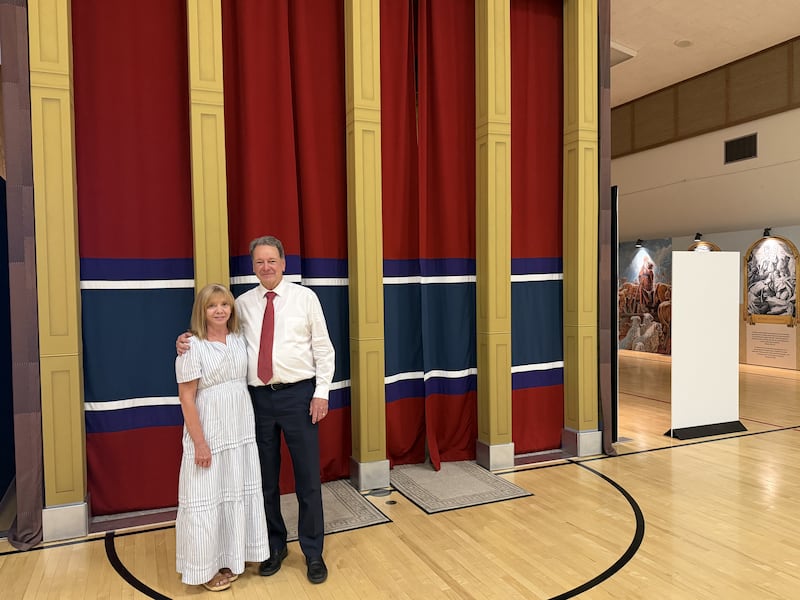 David et Eulale Dixon se tiennent devant la réplique du Tabernacle de l'Ancien Testament qu'ils ont contribué à créer dans le centre de pieu de Farmington Utah Nord, le 18 juin 2026.