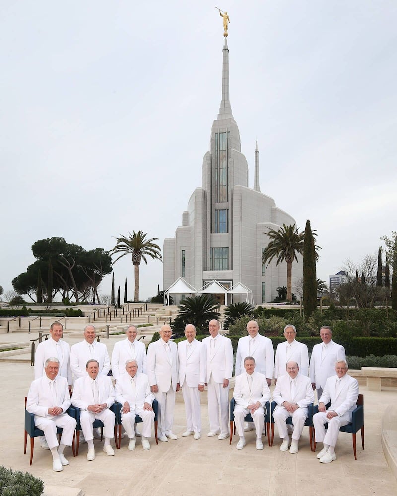 Tous les membres de la Première Présidence et du Collège des douze apôtres posent pour une photo emblématique devant le temple de Rome (Italie), à Rome, en Italie, le lundi 11 mars 2019.