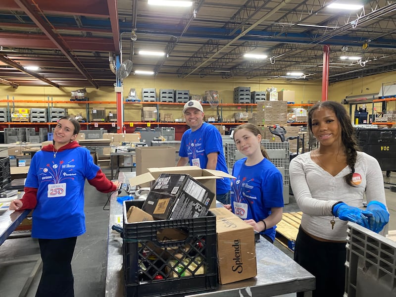 Des bénévoles aident à organiser la nourriture donnée par l'Église de Jésus-Christ des Saints des Derniers Jours à la banque alimentaire Harvesters Food Bank à Kansas City, dans le Missouri, le jeudi 23 avril 2026.