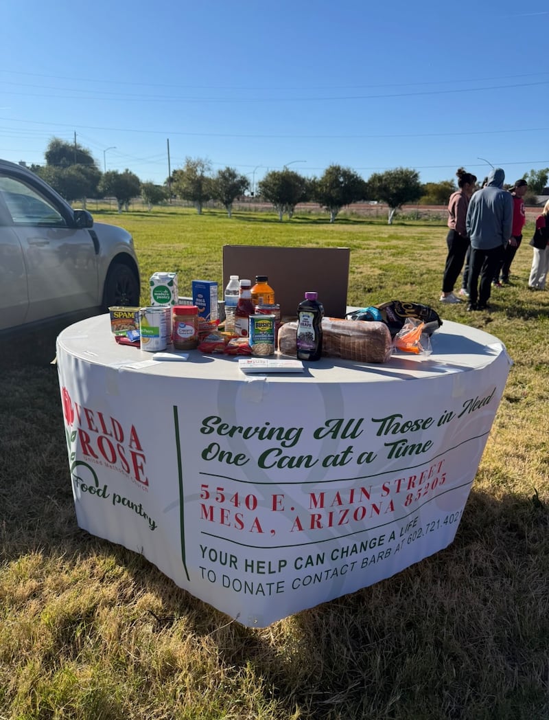 Une table avec des aliments donnés est installée pour que les participants puissent contribuer des dons de nourriture supplémentaires au garde-manger alimentaire méthodiste local après la deuxième édition annuelle de la course d'épicerie Northeast Mesa à Mesa, en Arizona, le 21 février 2026.