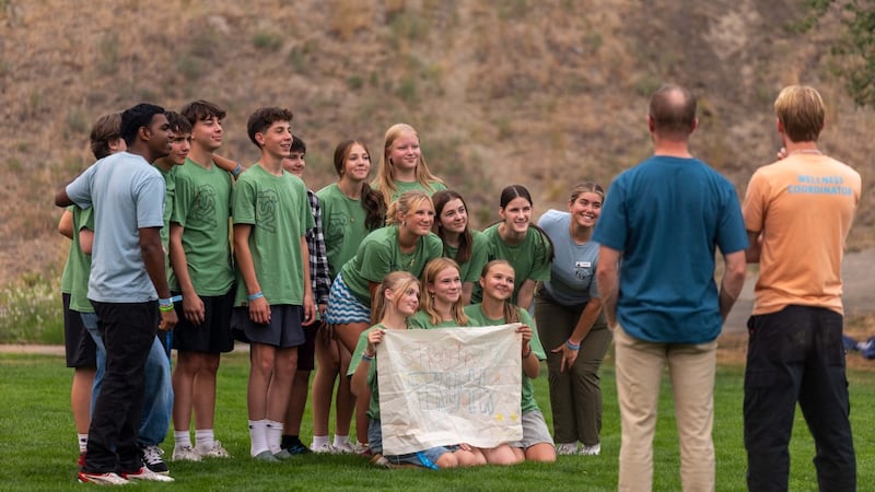 Des animateurs jeunes adultes et leur groupe de jeunes posent pour une photo lors de la conférence « Jeunes, soyez forts » à Kamloops, en Colombie-Britannique, en août 2026.