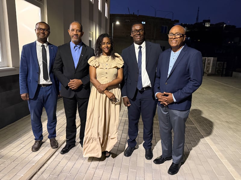 Des dirigeants locaux de l'Église et des dirigeants gouvernementaux prennent une photo ensemble le soir où la nouvelle chapelle Eugenio Lima a été consacrée le samedi 11 avril 2026.