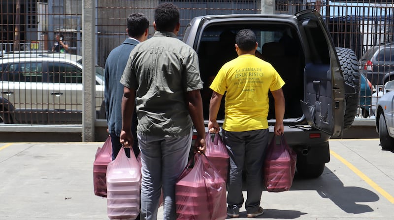 Des bénévoles de l’Église de Jésus-Christ des Saints des Derniers Jours portent des repas préparés qui seront livrés aux personnes dans le besoin, le 1er juillet 2026, à La Guaira, au Venezuela.