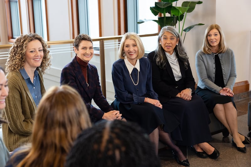 La presidente Camille N. Johnson s'entretient avec le conseil consultatif general de la Societe de Secours lors du tournage de la veillee mondiale de la Societe de Secours et de videos supplementaires mises a disposition le dimanche 8 mars 2026.