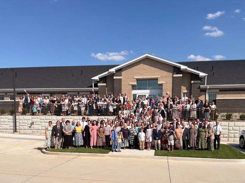 Des membres de l'Église de Jésus-Christ des Saints des Derniers Jours prennent une photo devant la nouvelle chapelle du pieu de Cape Girardeau (Missouri) le jour de sa consécration, le samedi 19 septembre 2026.