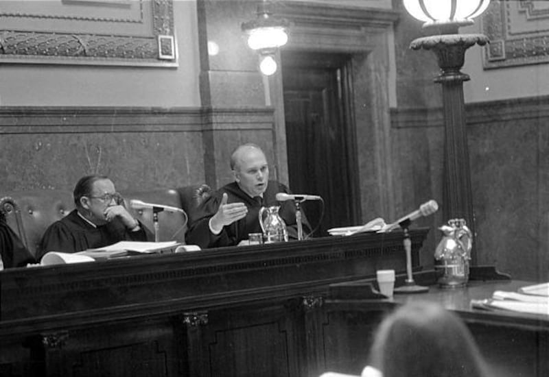 En juin 1981, le juge Dallin H. Oaks s'exprime sur une affaire devant le tribunal.