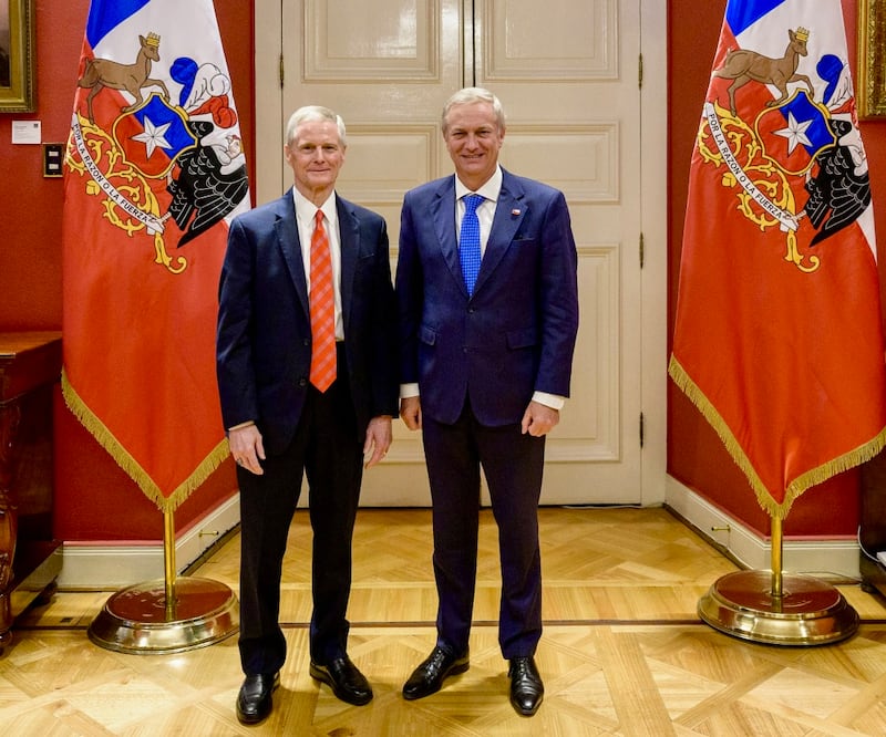 Elder David A. Bednar rencontre le président chilien José Antonio Kast au palais de La Moneda à Santiago, au Chili, le 18 mai 2026.