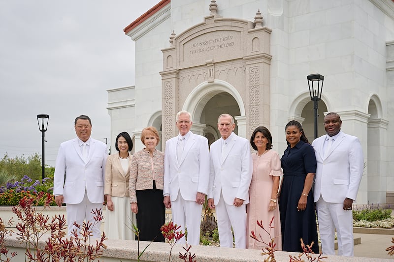 Le president D. Todd Christofferson, deuxieme conseiller dans la Premiere Presidence de l'Eglise de Jesus-Christ des Saints des Derniers Jours, au centre, avant la dedicace du temple de Yorba Linda, en Californie, le dimanche 7 juin 2026. Le president Christofferson est accompagne de son epouse, soeur Kathy Christofferson, au centre a gauche ; frere Steven R. Bangerter, directeur executif du departement des temples, et son epouse, soeur Susan Bangerter, au centre a droite ; frere I. Raymond Egbo et son epouse, soeur Comfort Egbo ; et frere Takashi Wada et son epouse, soeur Naomi Wada.