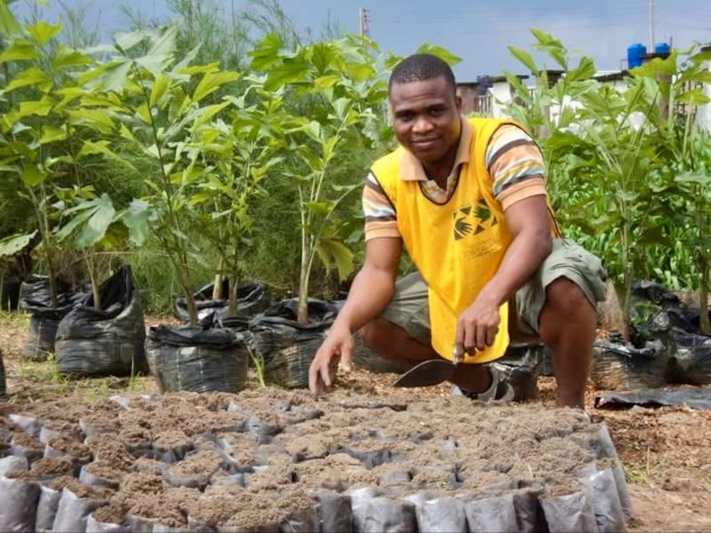 Konrad Barjuah sert en tant que jeune adulte missionnaire dans la mission de Port Harcourt (Nigeria).
