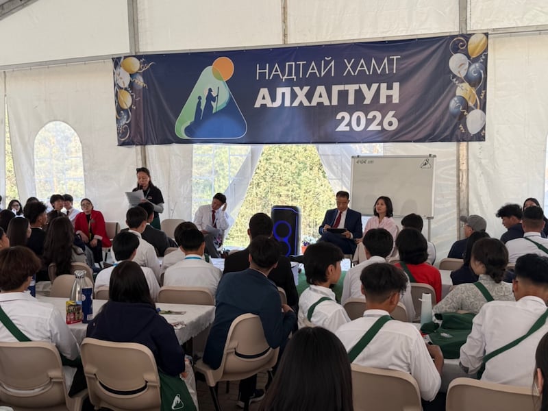 Frère Christopher H. Kim et sœur Seongmi (Sue) Kim se préparent à prendre la parole lors d’une conférence « Jeunes, soyez forts » près d’Oulan-Bator, en Mongolie, qui s’est tenue du 28 juin au 3 juillet 2026.