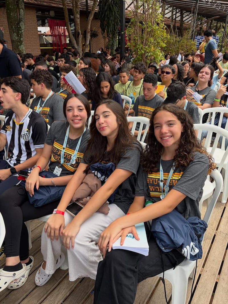 Des jeunes assistent à une session de FSY au Brésil en février 2026.