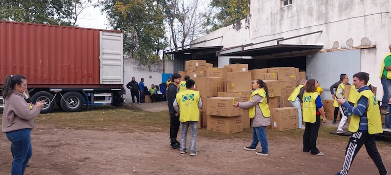 Des bénévoles aident à décharger des fauteuils roulants offerts par l'Église de Jésus-Christ des Saints des Derniers Jours à Santa Fe, en Argentine, en juin 2026.