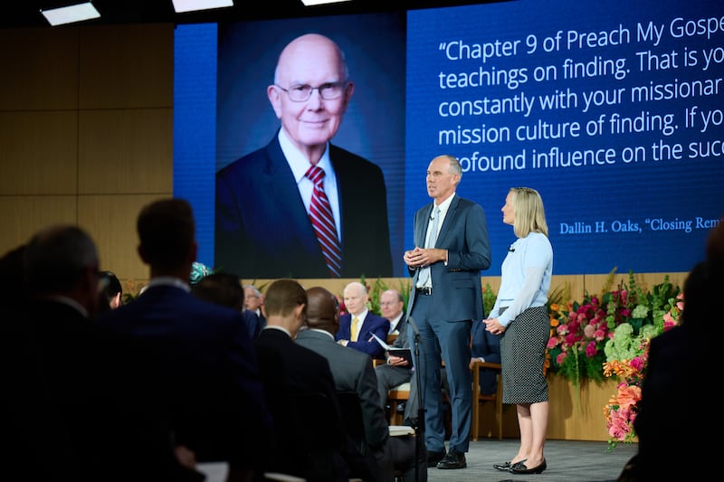 Frère Jonathan S. Schmitt et sœur Alexis Schmitt prennent la parole au Séminaire 2026 pour les nouveaux dirigeants de mission au centre de formation des missionnaires de Provo à Provo, Utah, le jeudi 18 juin 2026.