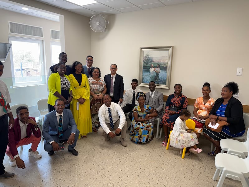 Des saints des derniers jours dans la nouvelle chapelle d'Eugenio Lima à Praia, au Cap-Vert, le dimanche 12 avril 2026.